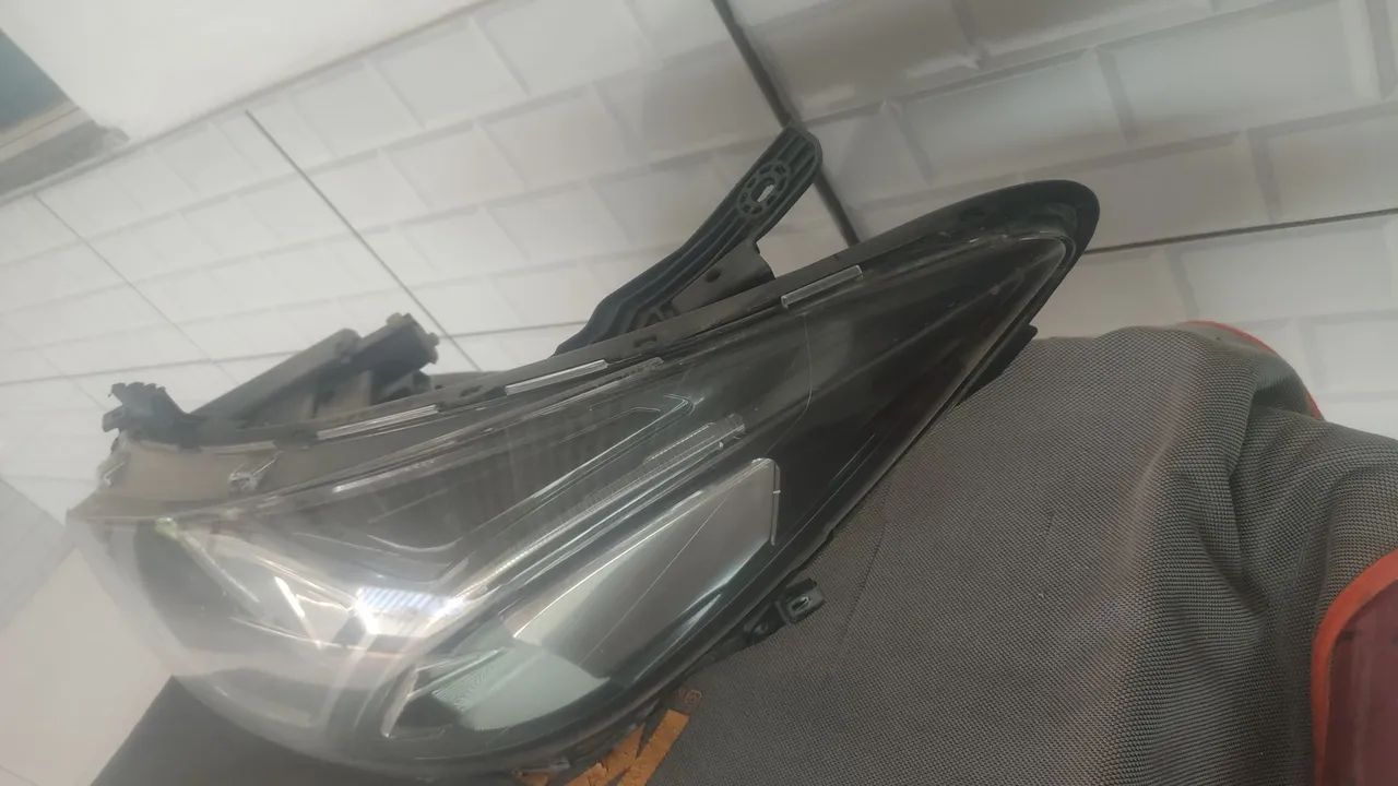 Parachoque original com led de Onix plus lado esquerdo 
