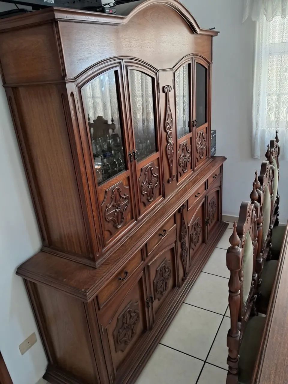 Cristaleira, Mesa com Cadeiras Móveis Colonial - Foto 2