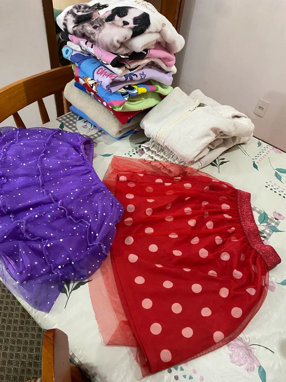 10 blusas  e calça e duas saias fantasias valor 100$ - Foto 5