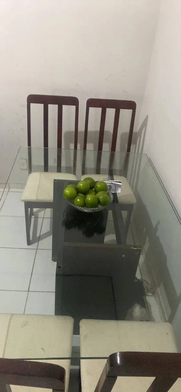 Mesa de vidro com 4 cadeiras