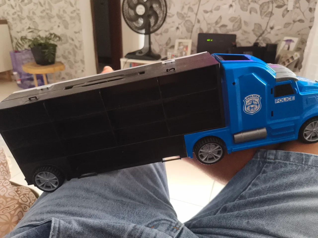 Caminhão policial de brinquedo 