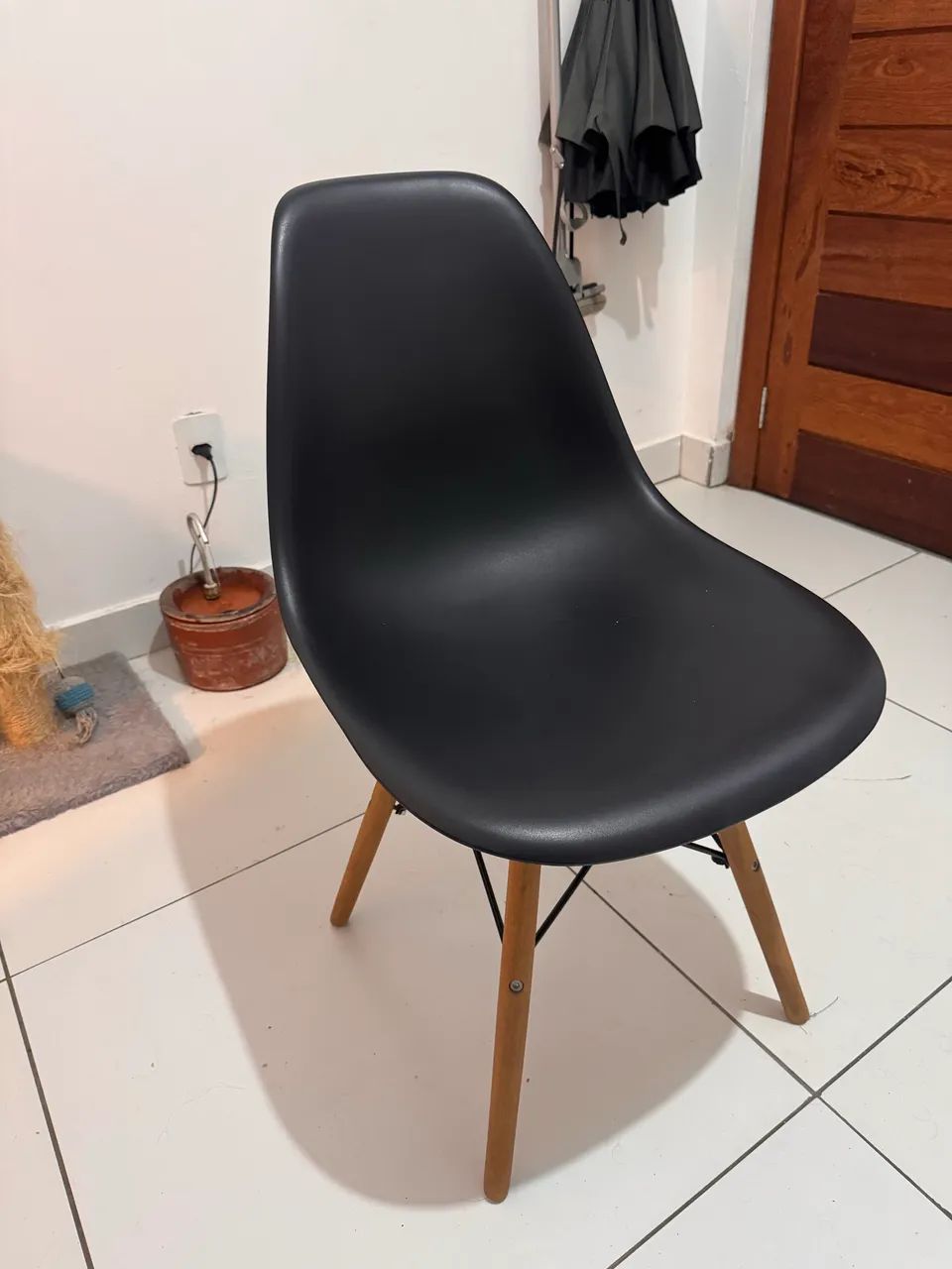 Vendo cadeira Charles Eames 