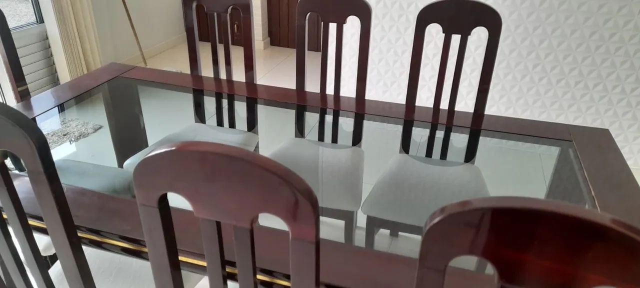 Mesa de madeira maciça com 8 cadeiras 