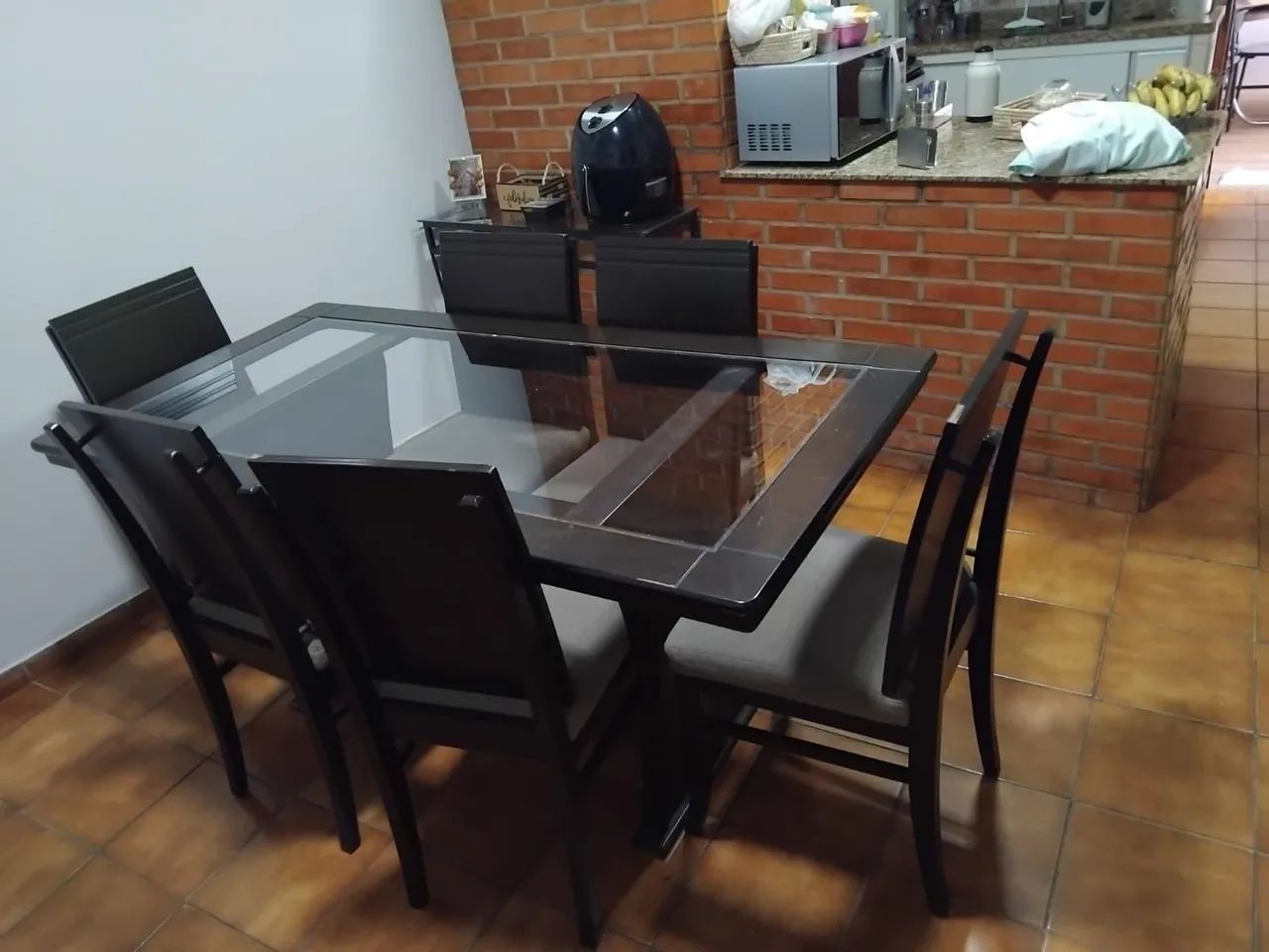 Mesa de Jantar com tampo de vidro e 6 cadeiras 