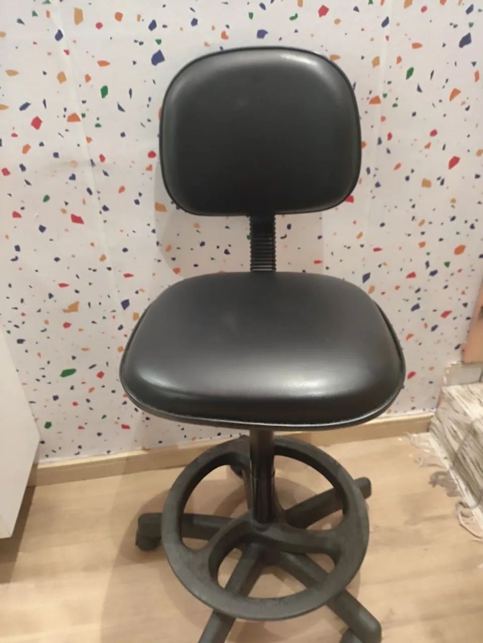 Cadeira Alta Caixa Ergonômica em Couro com Aro para Pés - Foto 2