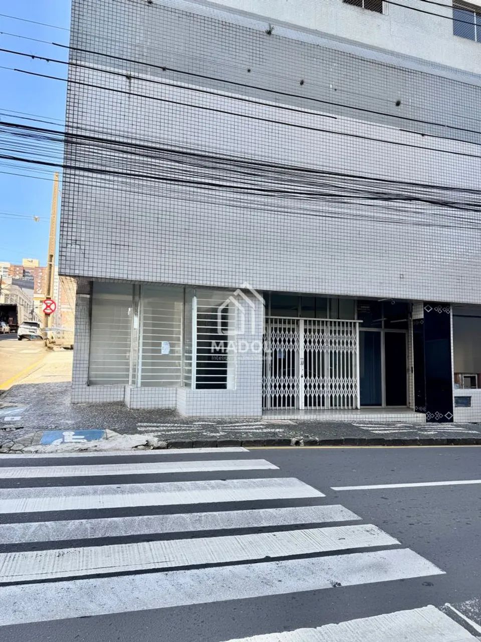 Sala comercial de esquina para locação | Centro | R$ 3.800,00