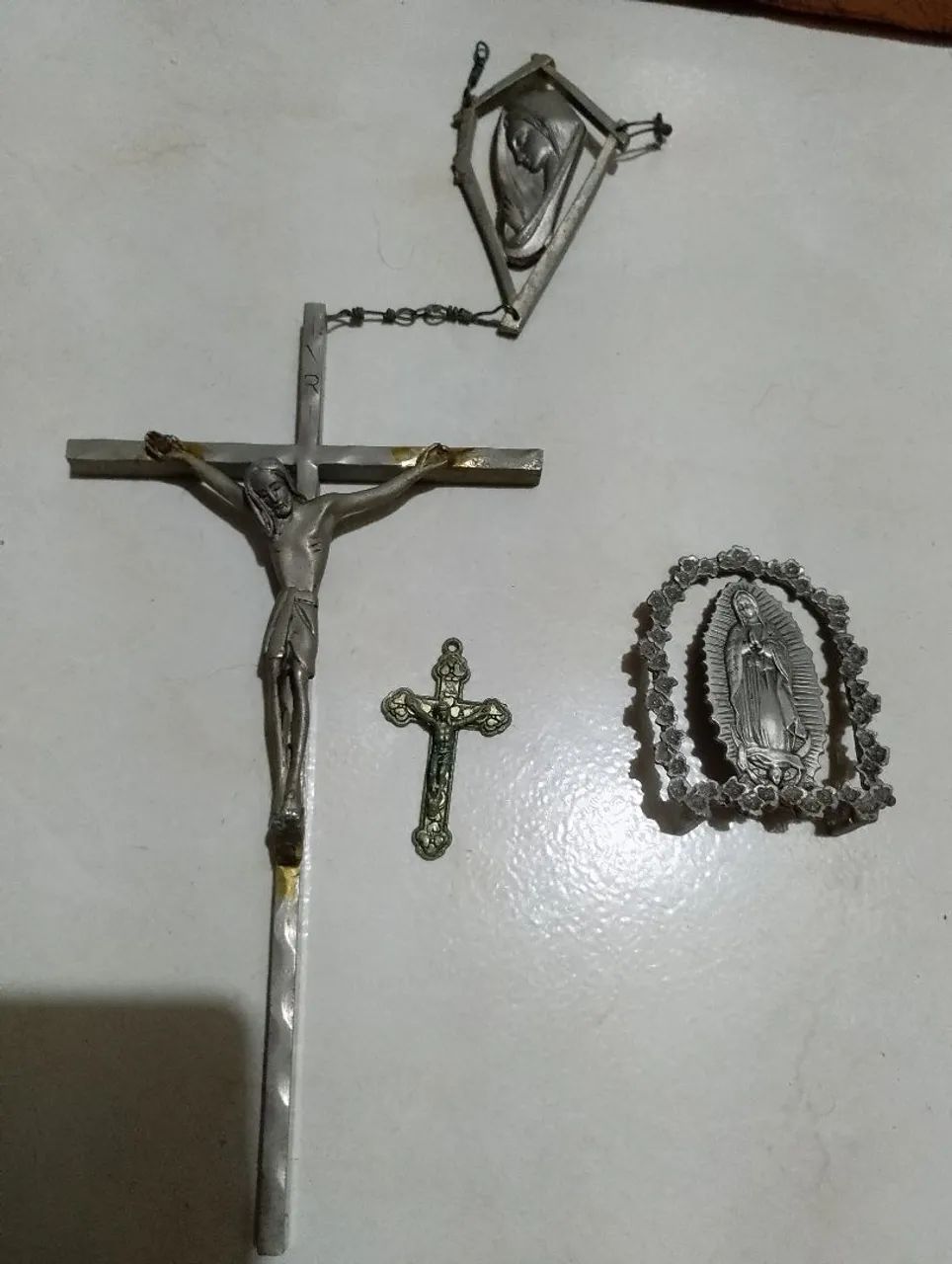 Crusifixos e artigos religiosos (obra de arte )