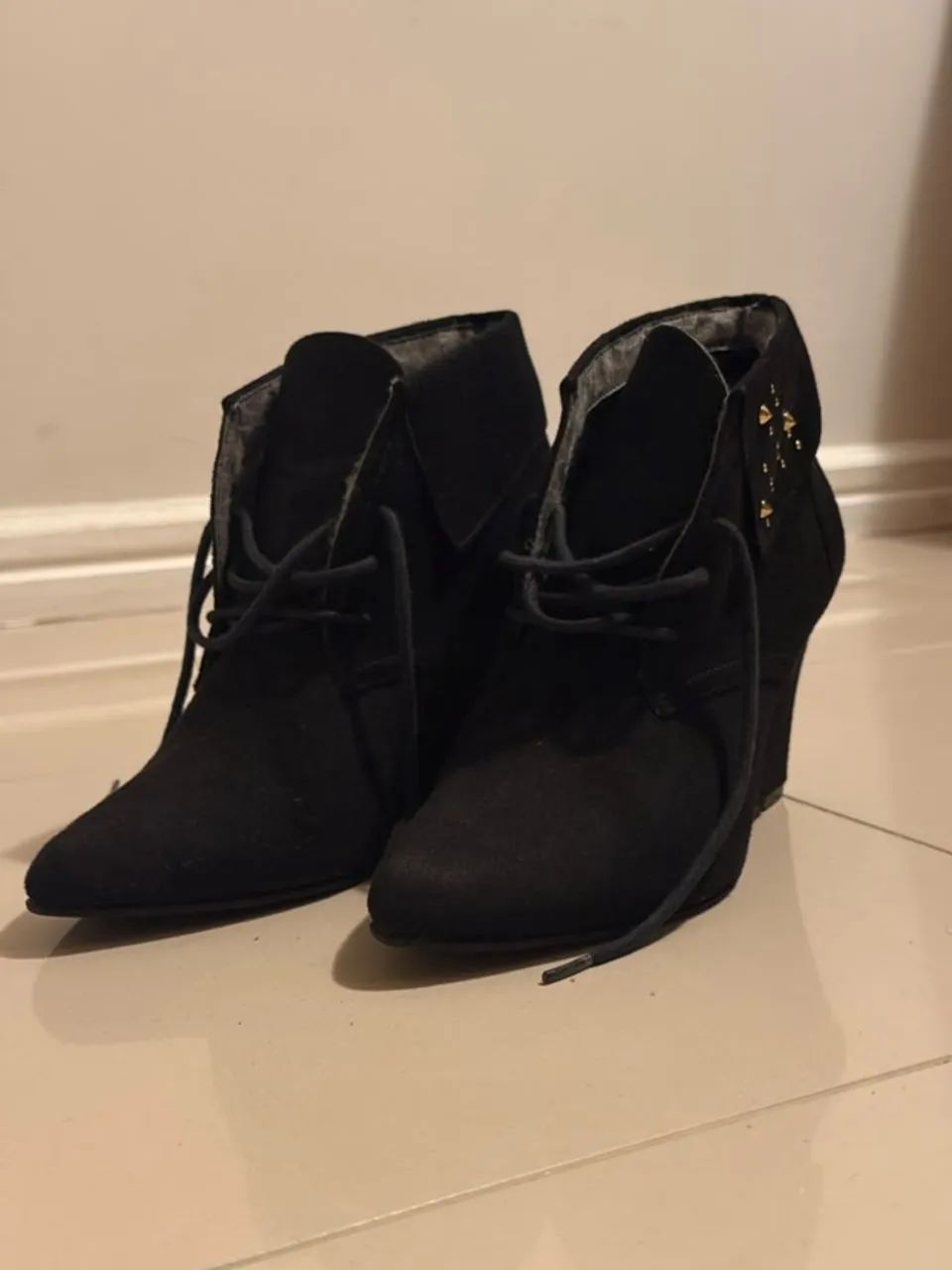 Bota Preta cano curto camurça