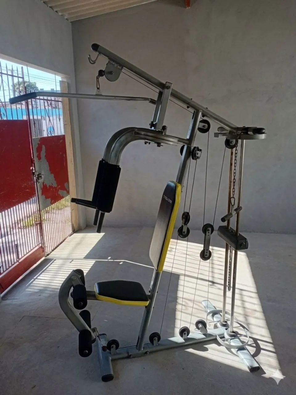 Estação de musculação multifuncional 