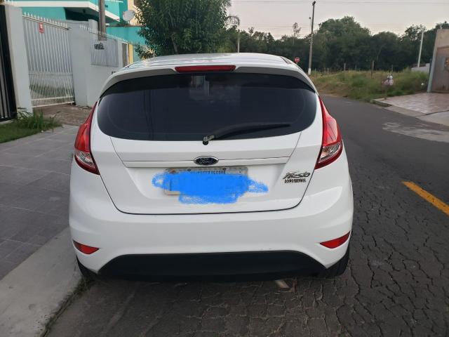 Carro de garagem km baixa,todas revisões na concessionária! - Foto 4