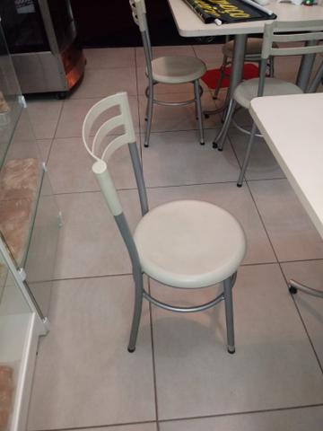 Vendo mesa grande com 4 cadeiras ,tenho 3 mesas otimo estado - Foto 3