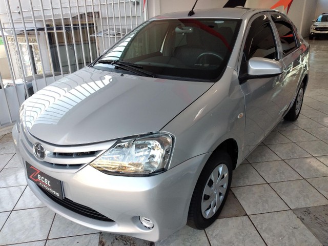 TOYOTA ETIOS SEDAN AUTOMÁTICO