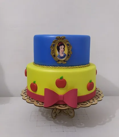 Bolo fake princesa tecido amarelo, azul e rosa  Bolo fake princesa, Bolo  de aniversário da princesa, Bolos de aniversário cinderela
