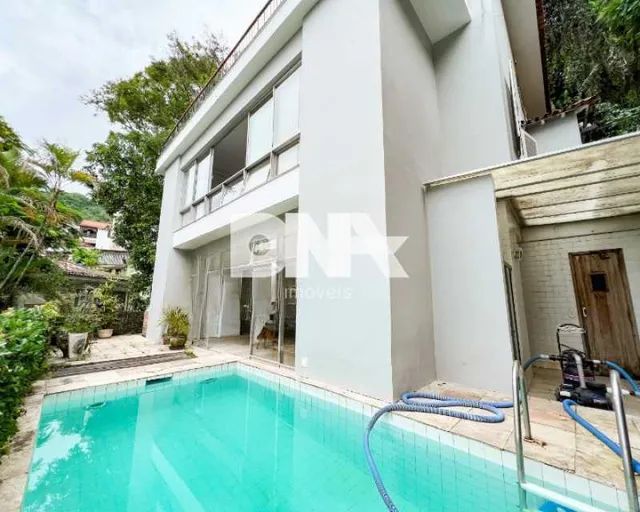Casa de rua - Triplex / Residencial / Laranjeiras