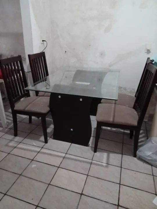 Table with 4 chairs64296267933955120