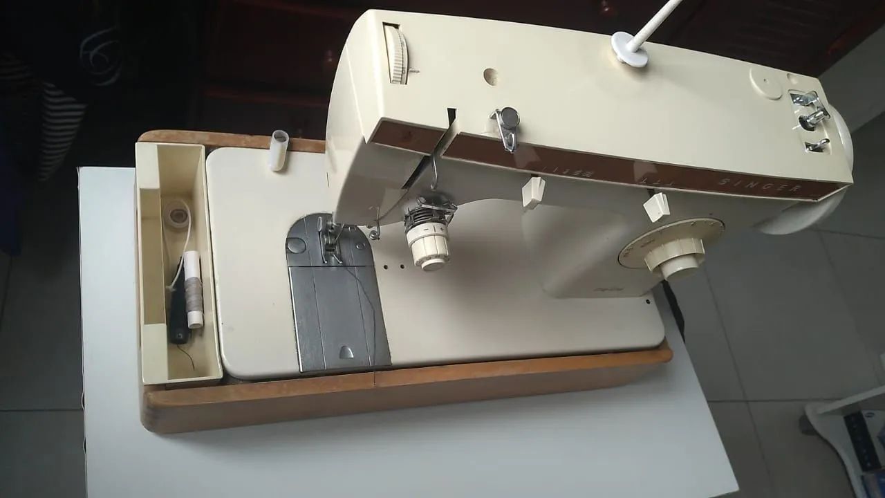 Máquina de Costura Singer - Usada em Excelente Estado - Foto 2