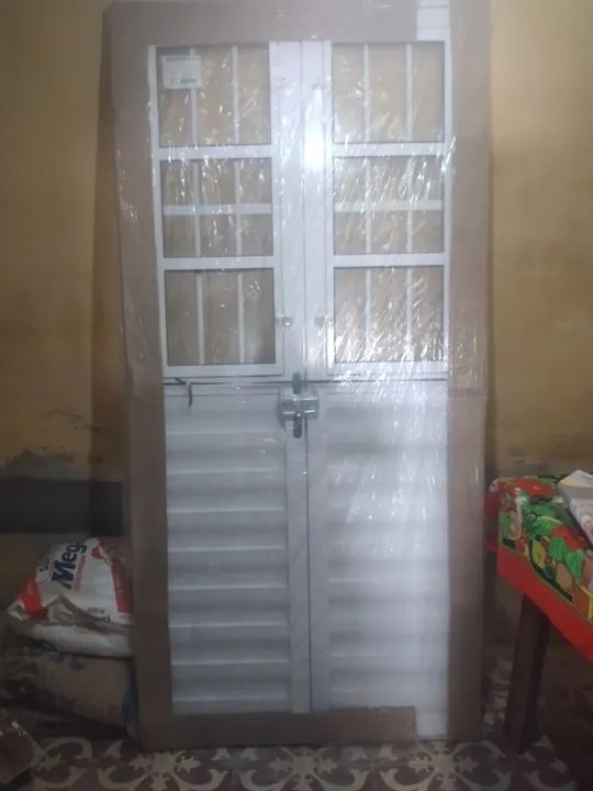 Vendo essa linda porta de alumínio branco por apenas 500