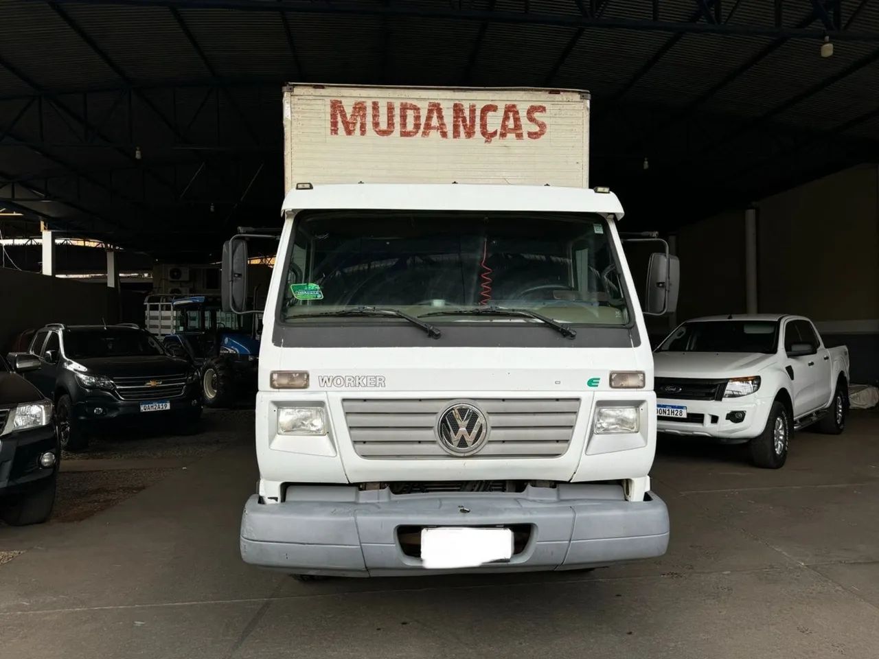 Vendo ou troco caminhão baú volks 8120 ano 2006 revisado só pegar e andar