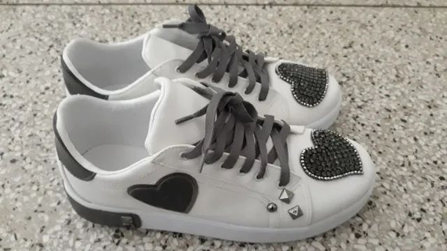 Tênis com pedras de strass