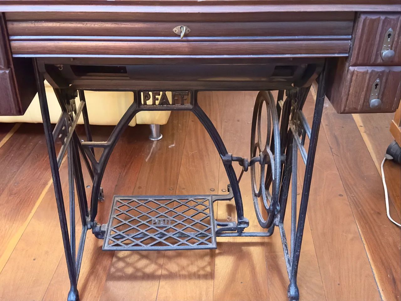 Máquina de costura antiga com gabinete - peça de decoração