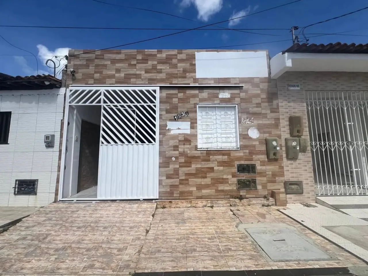 Casa 3/4, 2 banheiros, 1 vaga para moto - Bugio