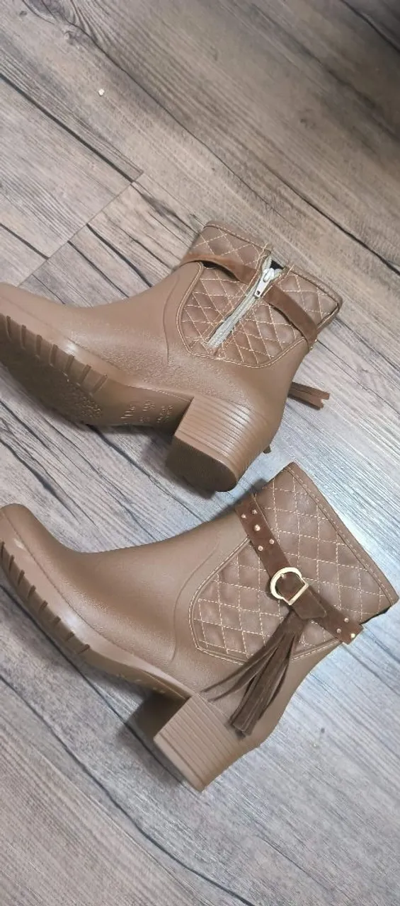 Bota marrom cano curto
