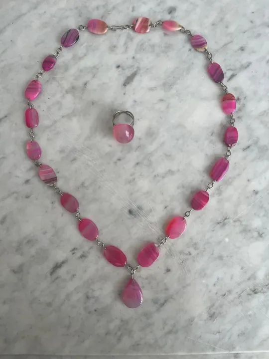 conjunto de colar e anel em ágata rosa