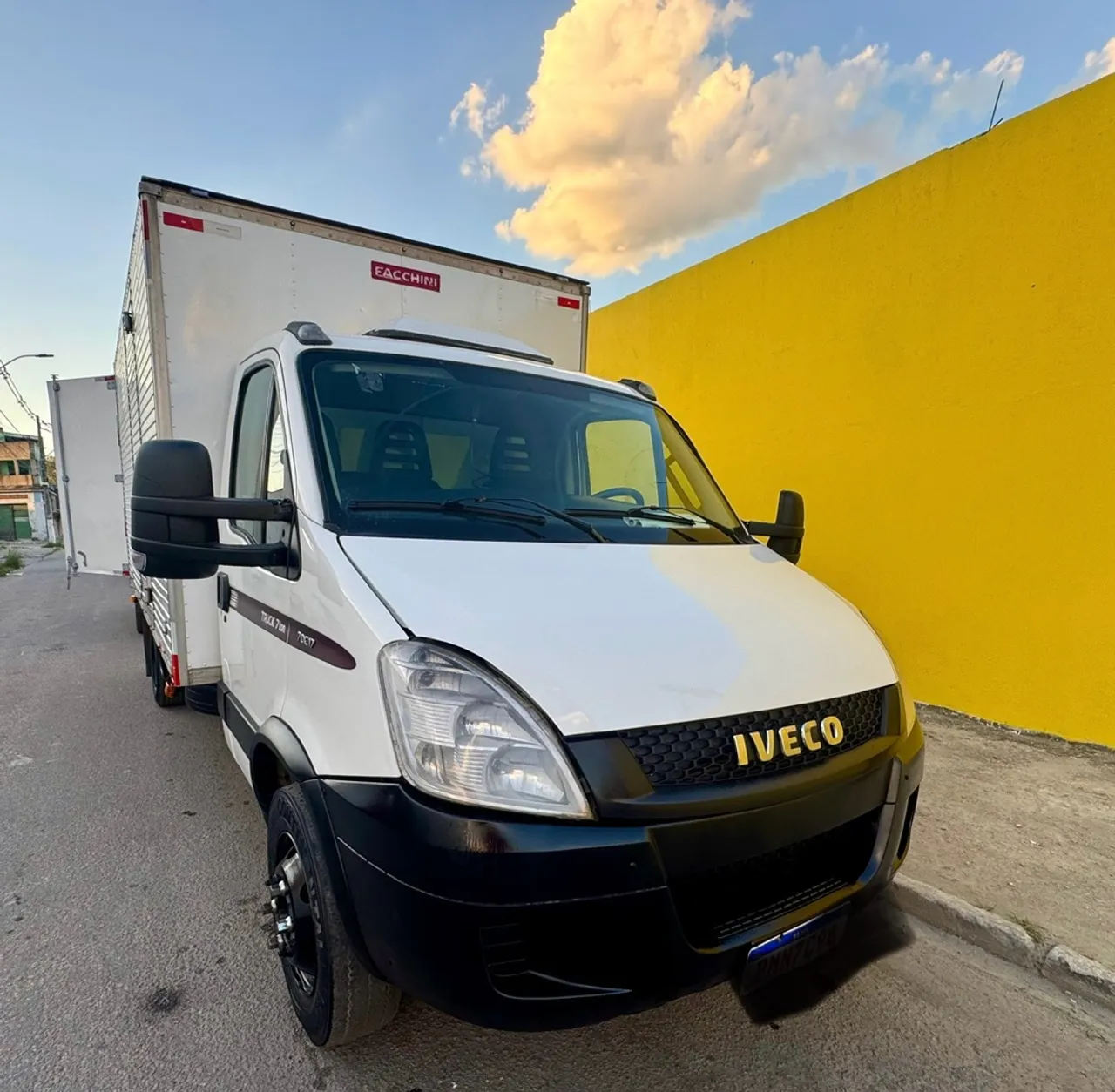 Caminhão baú 3/4 Iveco 70C17