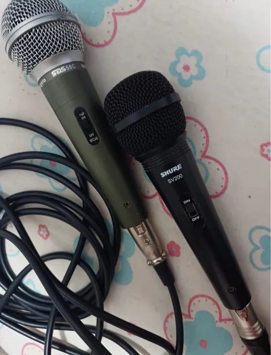 Dois microfones com cabo 1 shure 1 Santo Ângelo e dois pedestal 