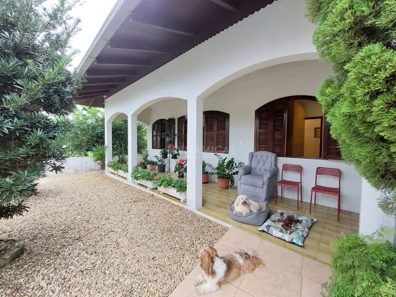 Casa com 6 Dormitórios sendo 1 suíte no bairro Itoupava Norte.