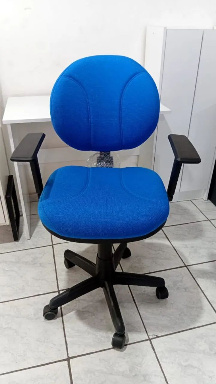 Cadeira estofada giratória azul 