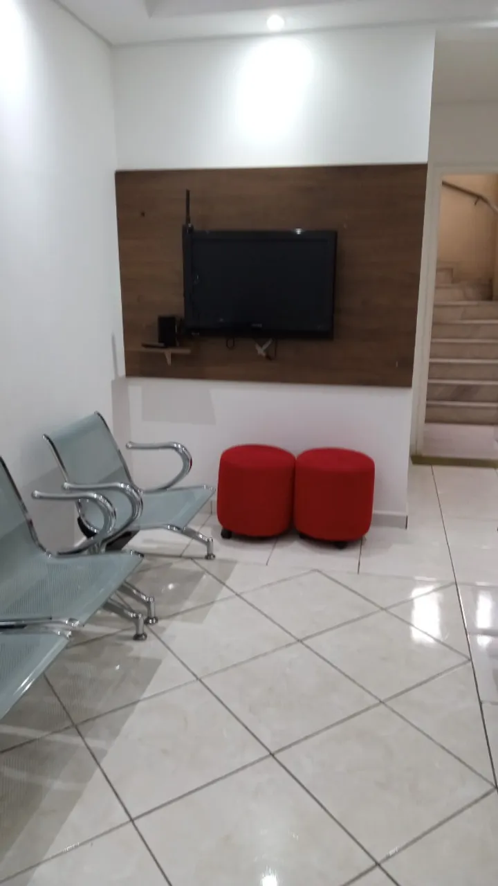 Sala comercial com clínica odontológica montada