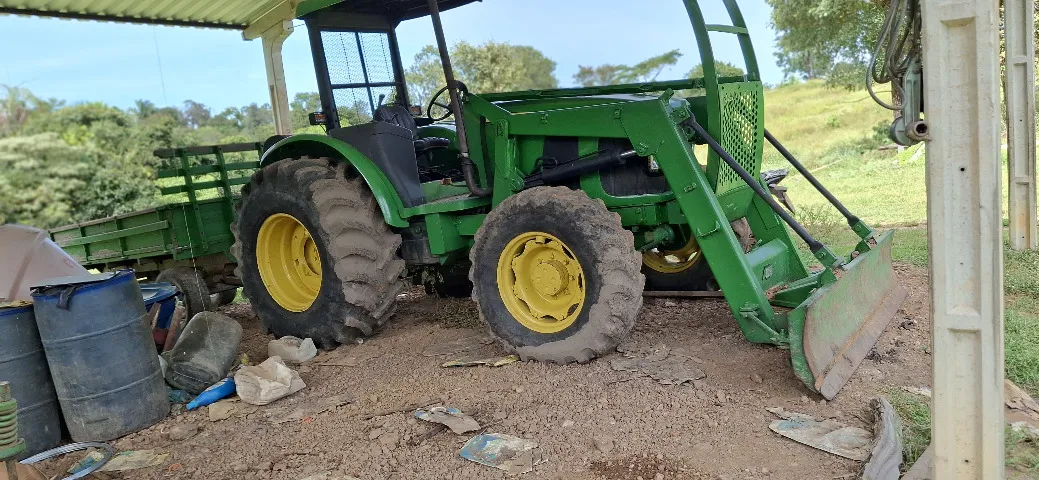 Trator John Deere 6100E