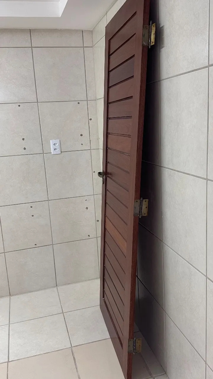 Porta madeira com batentes e dobradiça