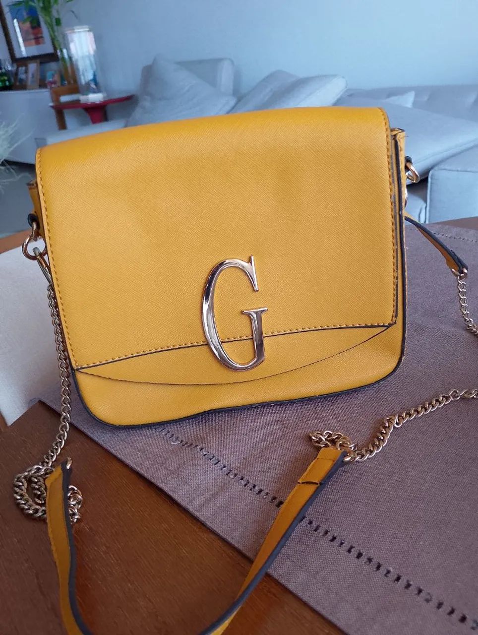 Bolsa Guess Amarela com Alça de Corrente