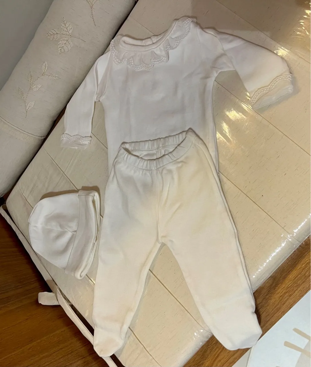 Conjunto para bebê off white com detalhes em renda