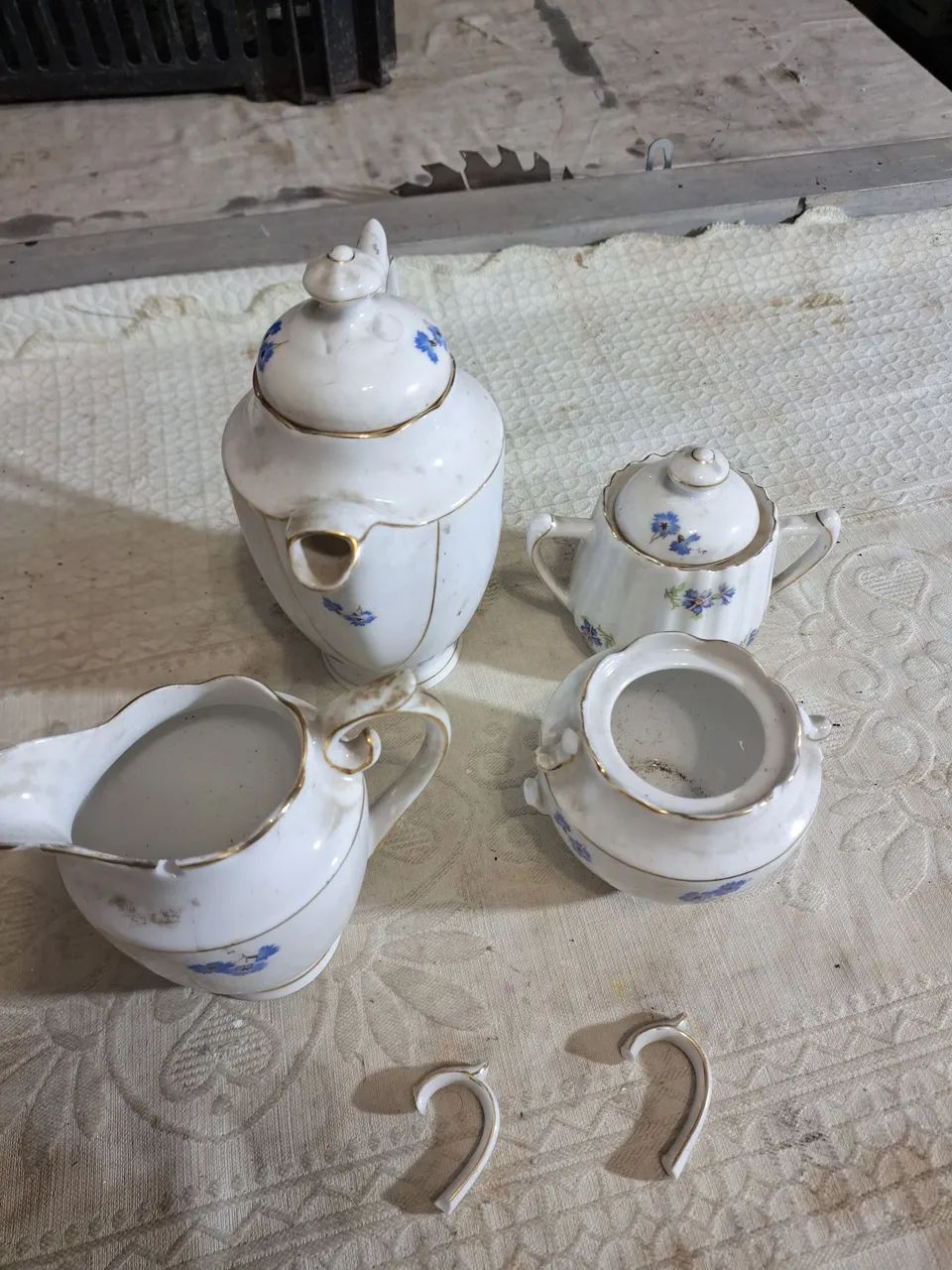 Conjunto de chaves esta com detalhes  .bocados  .antiguidade 