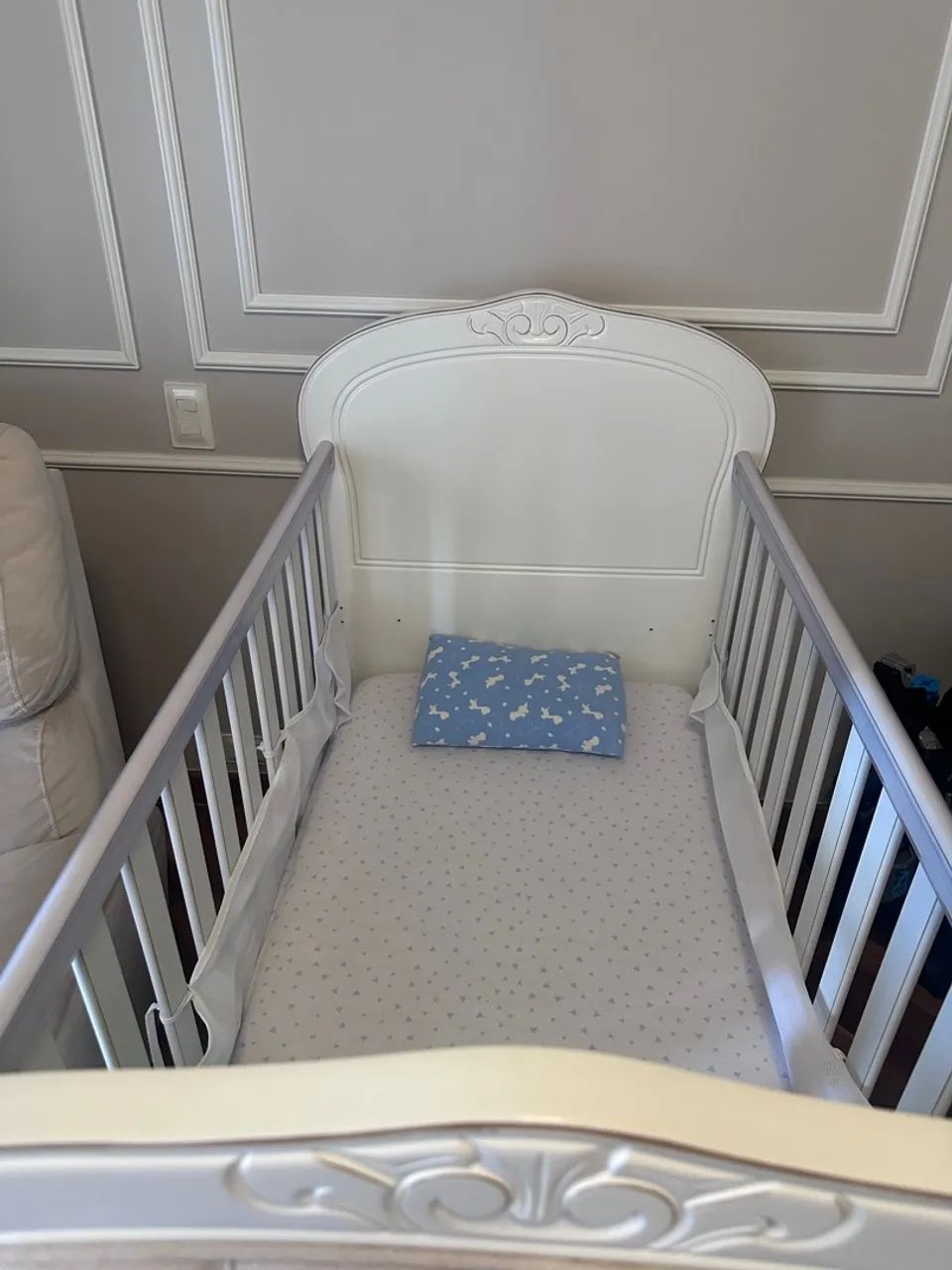Berço de Bebê Clássico com Detalhes em Capitonê madeira maciça - Foto 3