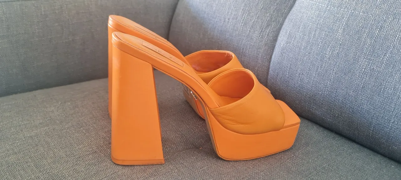 Tamanco fashionista que vai elevar seu lokk.