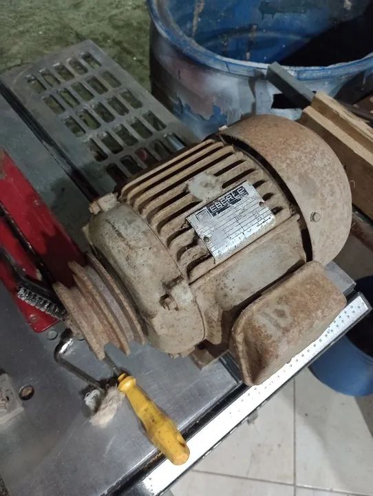 Motor trifásico de 3cv<br>Era usado em serra de bancada.<br>Está funcionando perfeitamente.