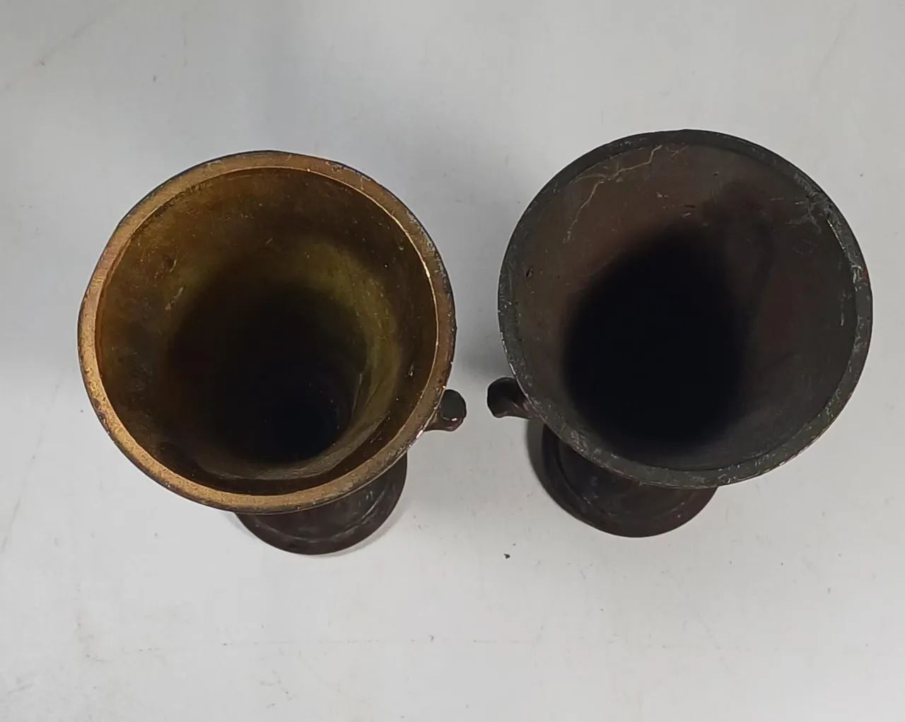 Par de Vasos Ânforas  de Bronze Antigo 12cm - Foto 3