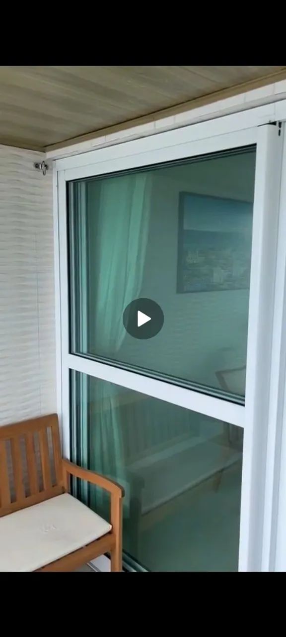 Porta de vidro com grade de proteção