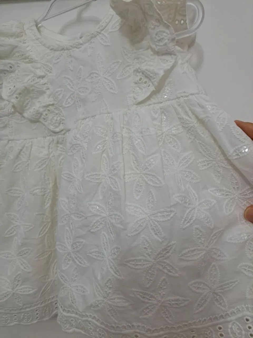 Vestido branco bordado para bebê - Foto 2