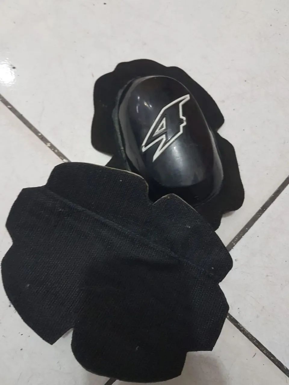 Joelheiras. Saboneteiras Esportivas p/macacão de couro  - Foto 2