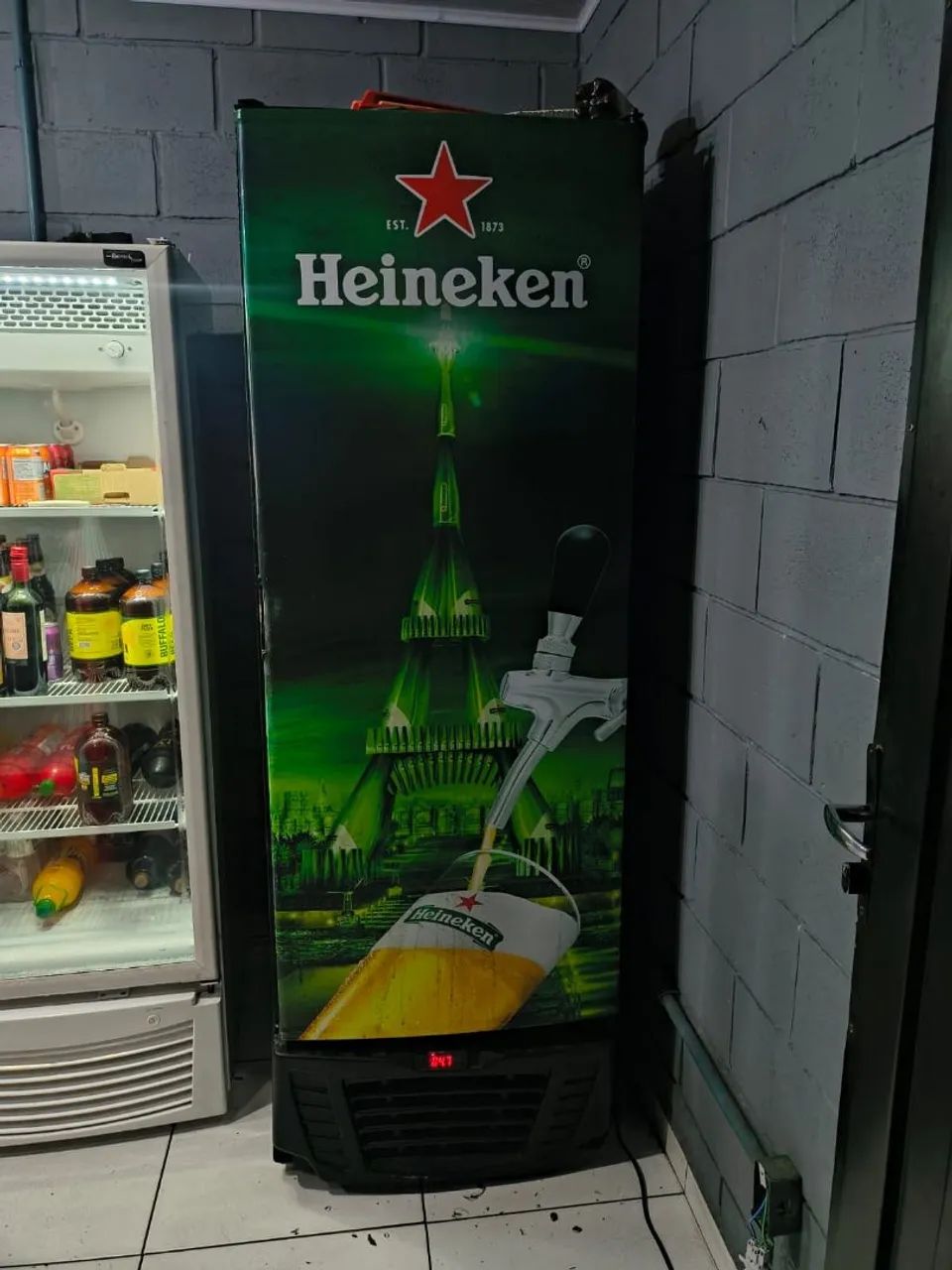 Cervejeira com marcas de uso 