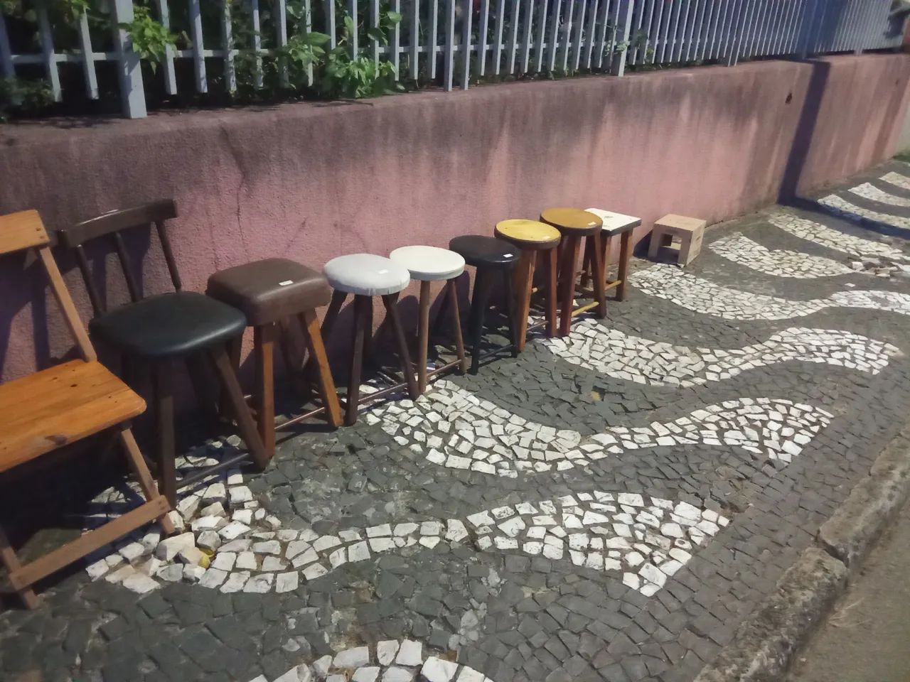 Conjunto de 7 Banquetas de Madeira - Foto 2