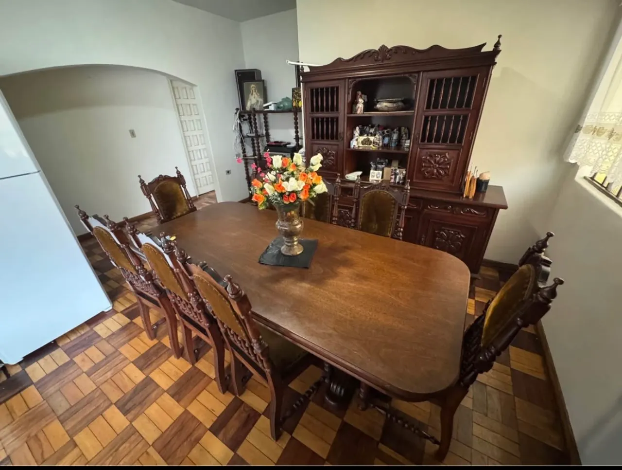Mesa de jantar em madeira maciça com cadeiras
