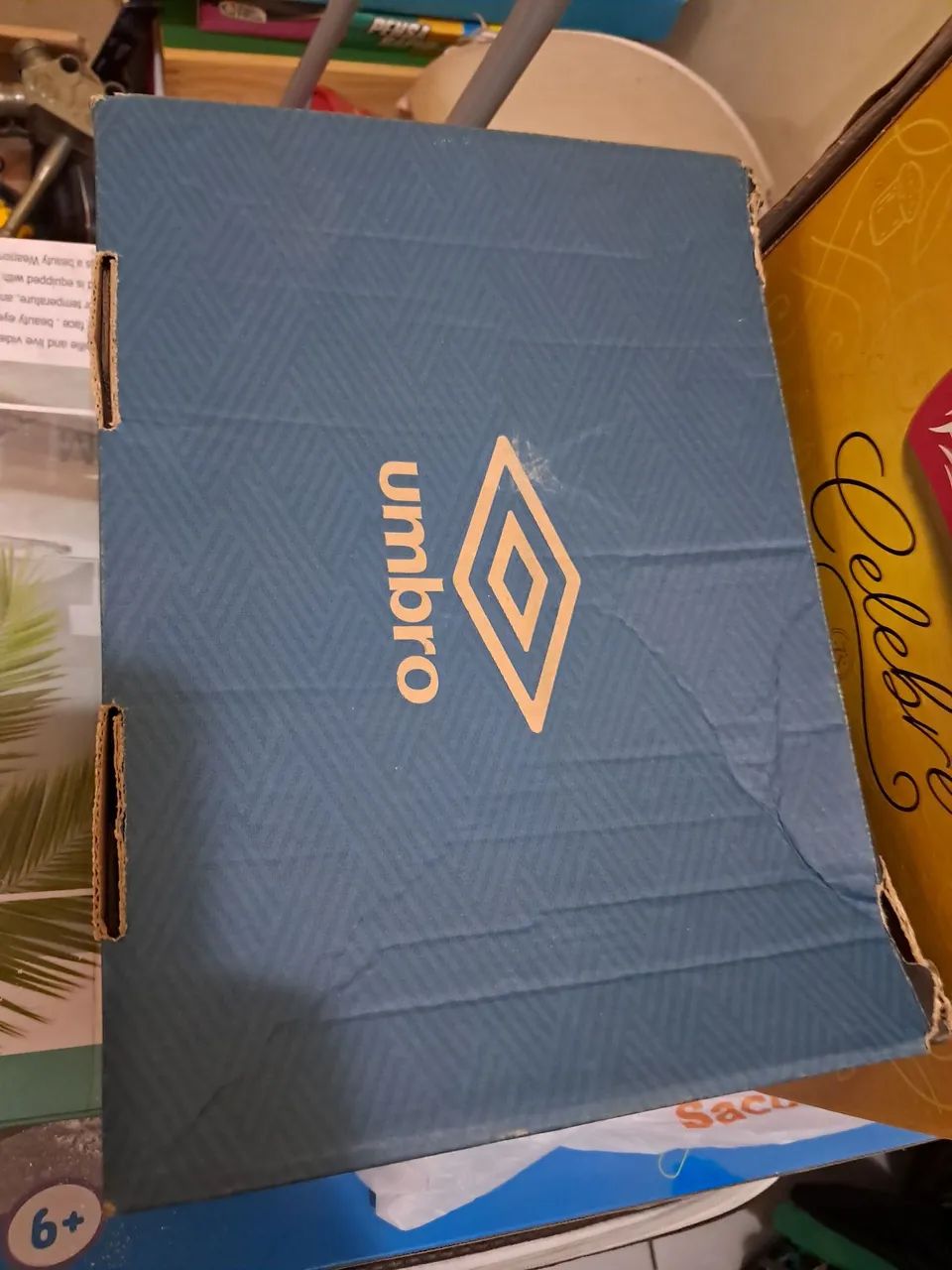 Chuteira Umbro nova na caixa N°35 - Foto 3