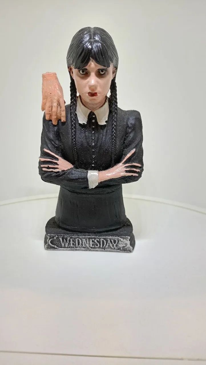 Estátua Wednesday Addams com Mãozinha