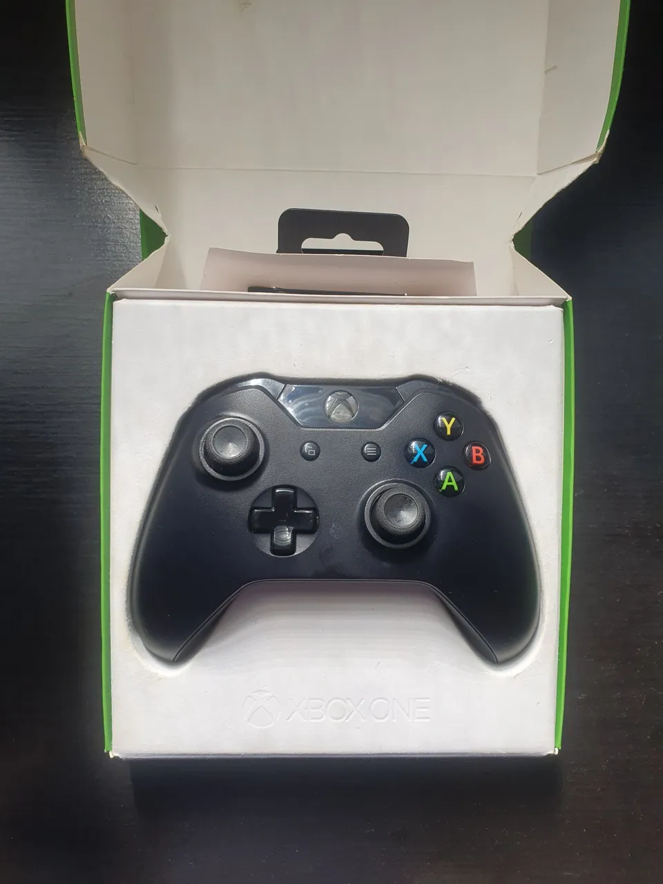 Controle Xbox One na caixa